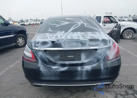 2019 Mercedes-Benz C 300 z USA, uszkodzony, nr VIN 55SWF8DB5KU317620